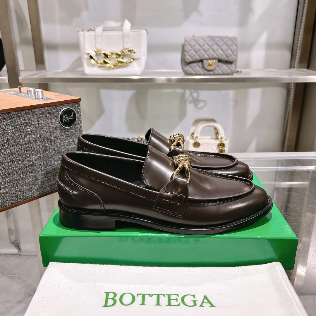 [BV] Top P: 860💰 Size: Female 35-39 (Female 40 custom-made) Male 39-44 (38.45 non-refundable) Bottega Veneta 2025 Autumn and Winter counter style! Small round toe loafers! Imported leather outsole! Imported open edge beaded cowhide! Solid color Niuli!